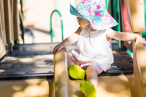 Маленькая девочка играет на улице — стоковое фото