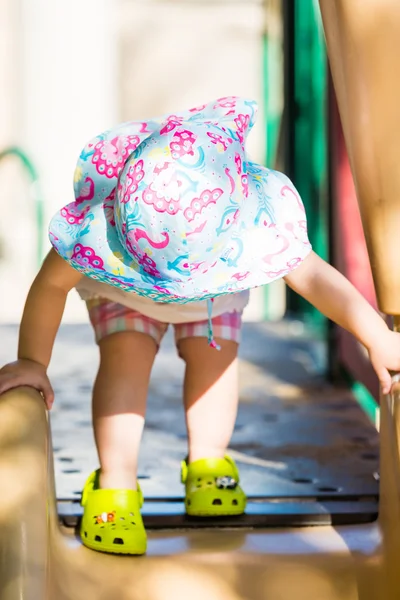 Liten flicka leker utanför — Stockfoto