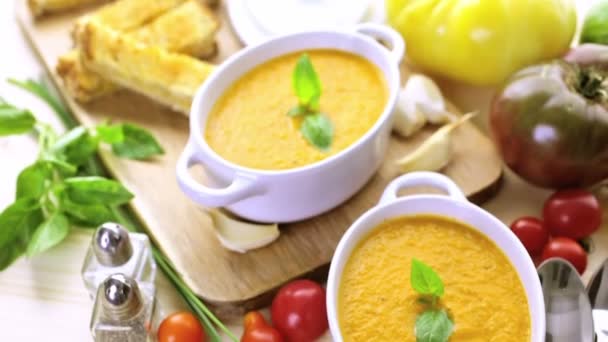 Sült paradicsom leves főtt szerves családi ereklye paradicsom — Stock videók