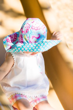 Küçük kız dışarıda oynuyor.