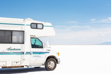 Kamyonet ve karavan Bonneville tuz düzlükler üzerinde sürüş
