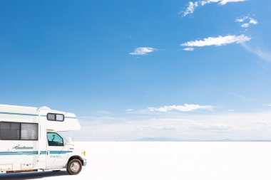 Kamyonet ve karavan Bonneville tuz düzlükler üzerinde sürüş