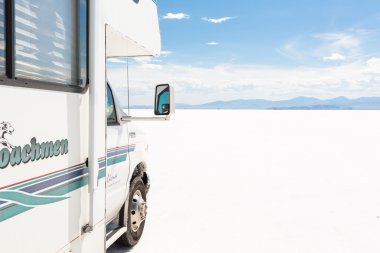 Kamyonet ve karavan Bonneville tuz düzlükler üzerinde sürüş