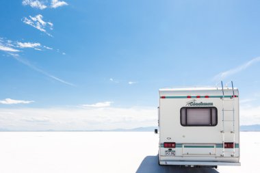 Kamyonet ve karavan Bonneville tuz düzlükler üzerinde sürüş