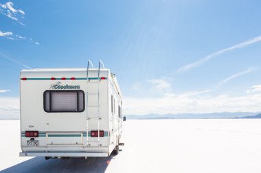 Kamyonet ve karavan Bonneville tuz düzlükler üzerinde sürüş