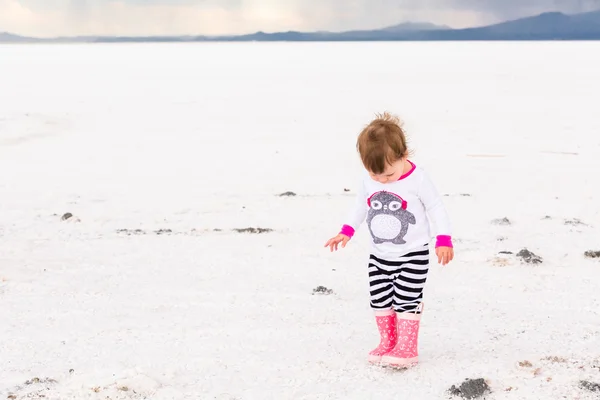 Niña jugando en Bonneville Salt Flats . — Foto de Stock