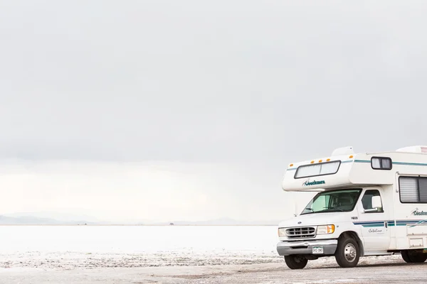 Autocaravanas que viajan a Bonneville Salt Flats —  Fotos de Stock