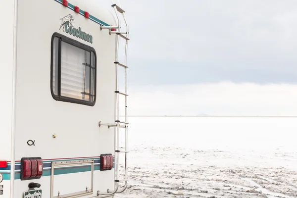 Camping-car voyageant à Bonneville Salt Flats — Photo