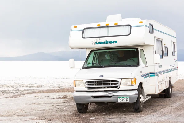 Samochód kempingowy podróży na Bonneville Salt Flats — Zdjęcie stockowe