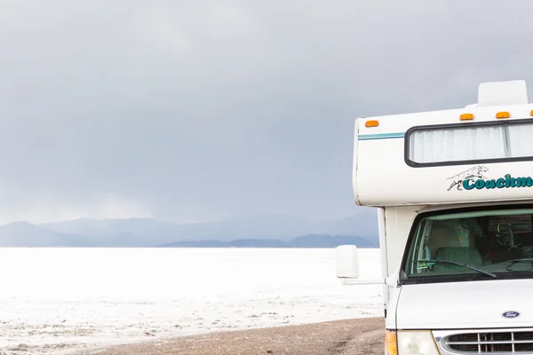 Camping-car voyageant à Bonneville Salt Flats — Photo