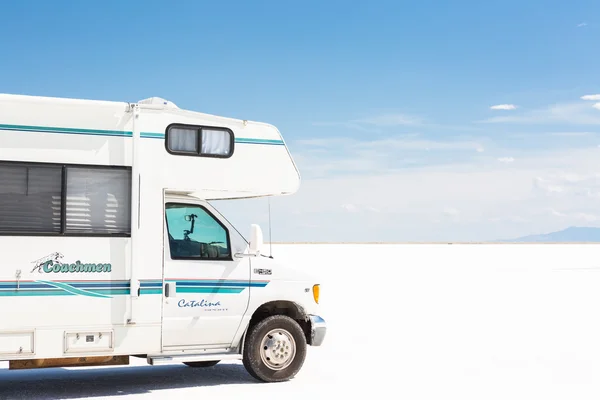 Köra husbil på Bonneville Salt Flats — Stockfoto