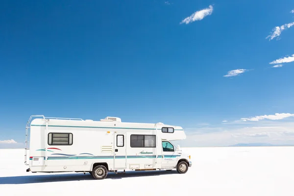 Jízdu karavanem na Bonneville Salt Flats — Stock fotografie