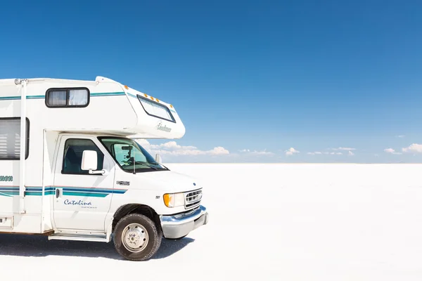 Driving motorhome on Bonneville Salt Flats — Stock Photo, Image