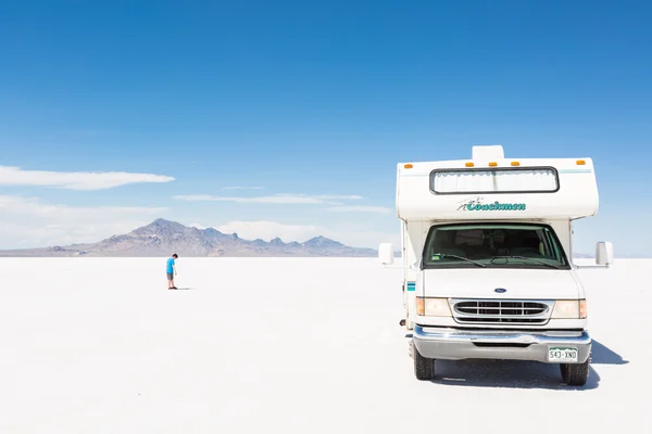 Jízdu karavanem na Bonneville Salt Flats — Stock fotografie