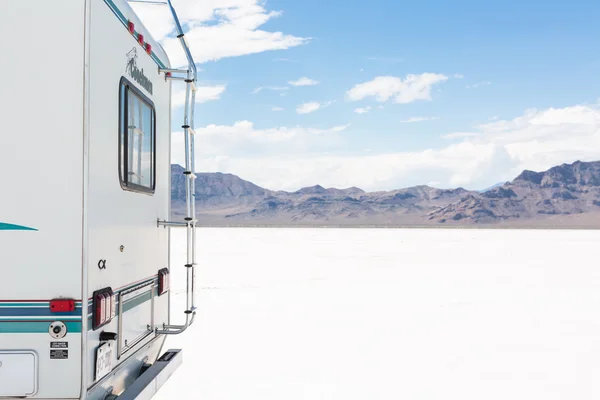 Jízdu karavanem na Bonneville Salt Flats — Stock fotografie