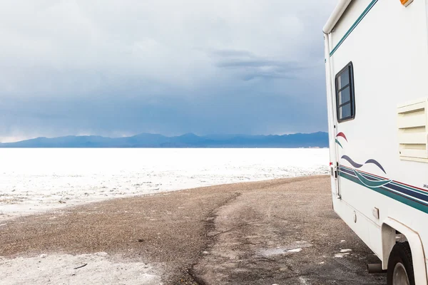 Motorhome perjalanan ke Bonneville Salt Flats — Stok Foto