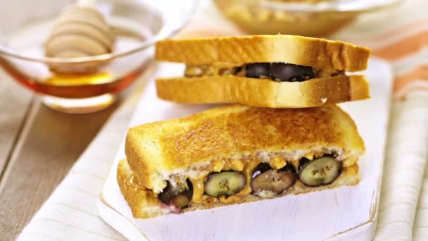 Домашний сэндвич с арахисовым маслом и черникой — стоковое видео