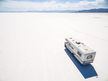 Kamyonet ve karavan Bonneville tuz düzlükler üzerinde sürüş