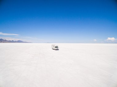Kamyonet ve karavan Bonneville tuz düzlükler üzerinde sürüş