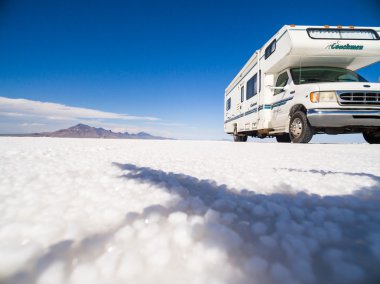 Kamyonet ve karavan Bonneville tuz düzlükler üzerinde sürüş
