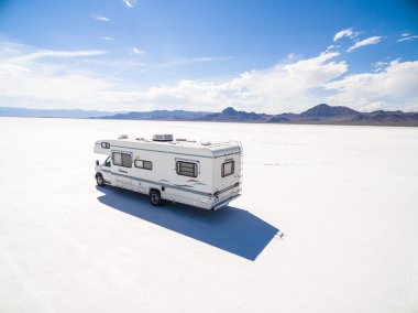 Kamyonet ve karavan Bonneville tuz düzlükler üzerinde sürüş