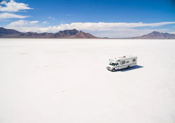 Köra husbil på Bonneville Salt Flats — Stockfoto