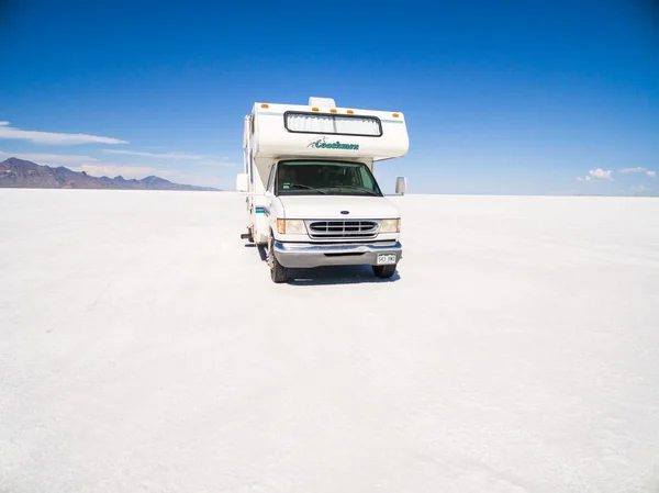 Driving motorhome di Bonneville Salt Flats — Stok Foto