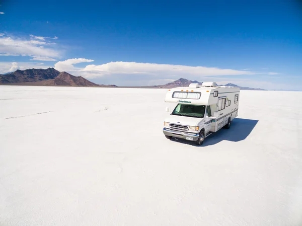 Köra husbil på Bonneville Salt Flats — Stockfoto