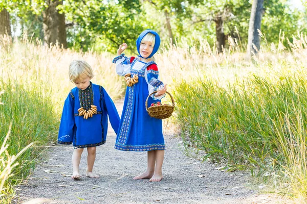 Děti v ruské kostýmy — Stock fotografie