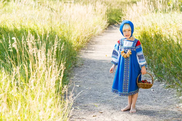 ロシアの衣装の少女 — ストック写真