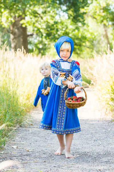 Niños en trajes rusos — Foto de Stock