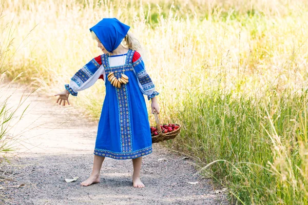 Kislány az orosz jelmez — Stock Fotó