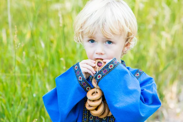 Malý chlapec v ruské kostým — Stock fotografie