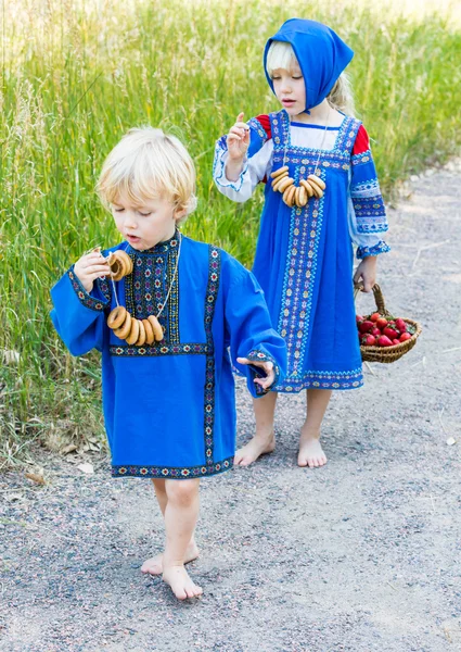 Niños en trajes rusos — Foto de Stock