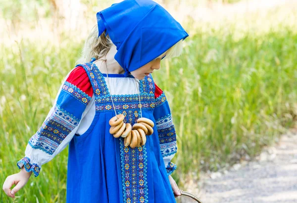 Liten flicka i ryska kostym — Stockfoto