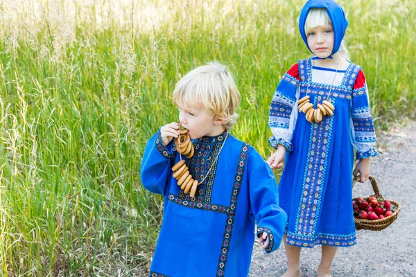 Dzieci w strojach rosyjskich — Zdjęcie stockowe