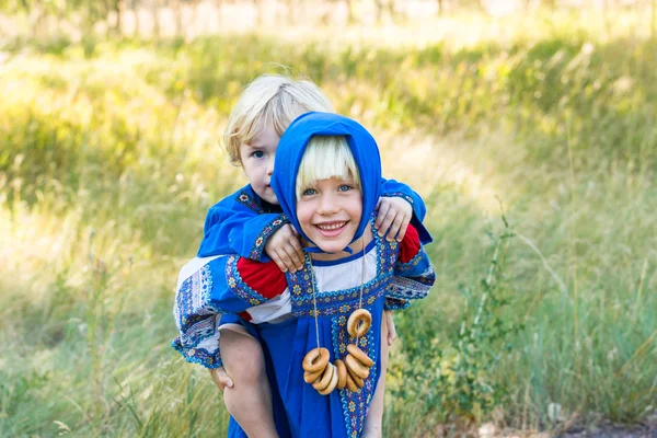 Enfants en costumes russes — Photo