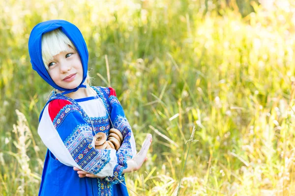 Malá holčička v ruské kostým — Stock fotografie