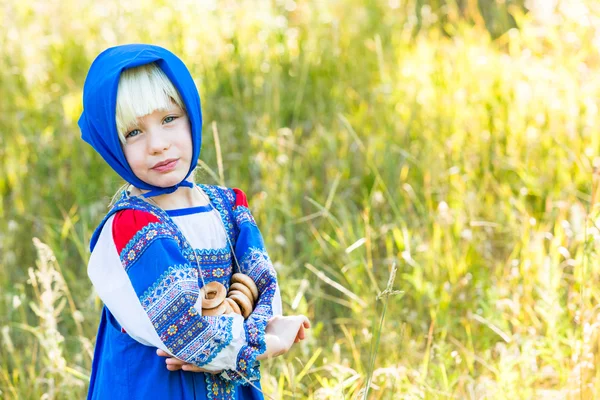 Meisje in Russische kostuum — Stockfoto