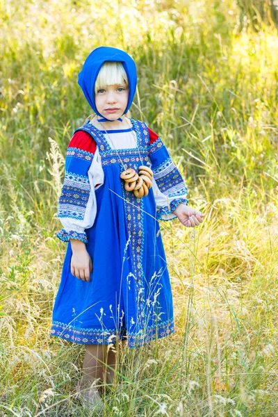 Malá holčička v ruské kostým — Stock fotografie