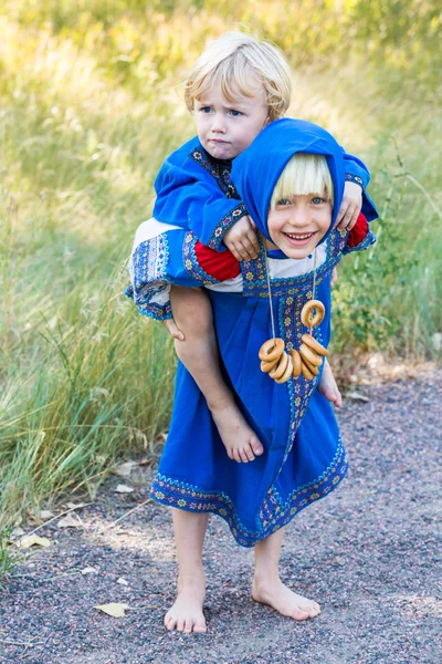 Děti v ruské kostýmy — Stock fotografie