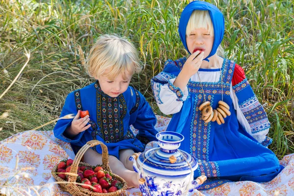 Małe dzieci w strojach rosyjskich — Zdjęcie stockowe