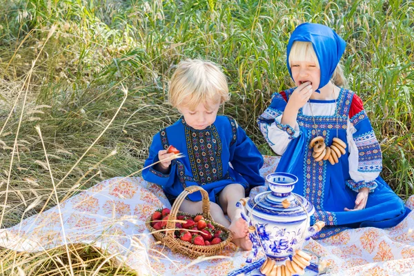 Malé děti v ruské kostýmy — Stock fotografie