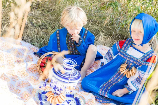 Małe dzieci w strojach rosyjskich — Zdjęcie stockowe