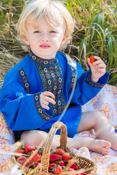 Маленький мальчик в русском костюме — стоковое фото