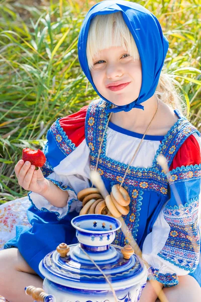 Bambina in costume russo — Foto Stock