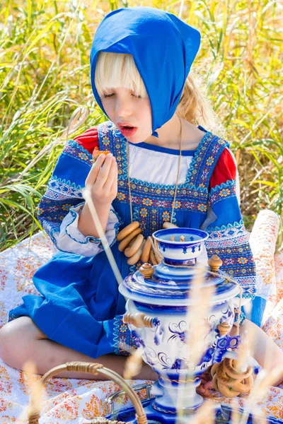 Niña en traje ruso — Foto de Stock