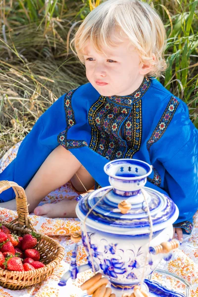 ロシアの衣装で小さい男の子 — ストック写真