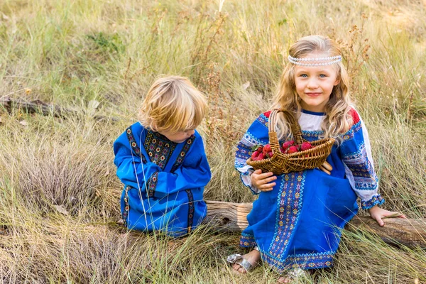 Niños en trajes rusos — Foto de Stock