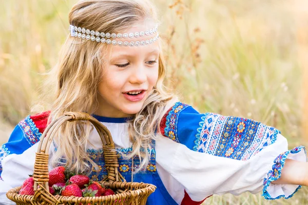 Маленькая девочка в русском костюме — стоковое фото